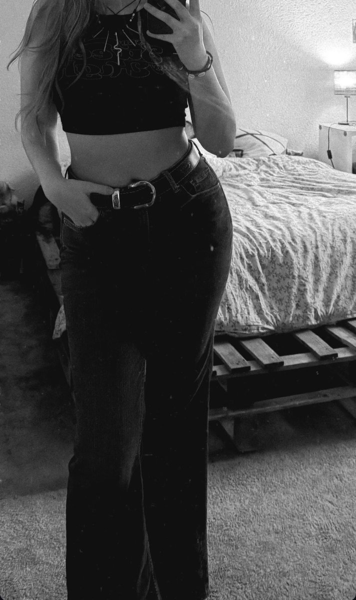 RbcLucie's tweet photo. Envie de marcher sur vos gueules les looseurs. 
J’attends vos virements. 
#findom #paypig #chien #soumis #moneyslave https://t.co/xRT8OTofZ9