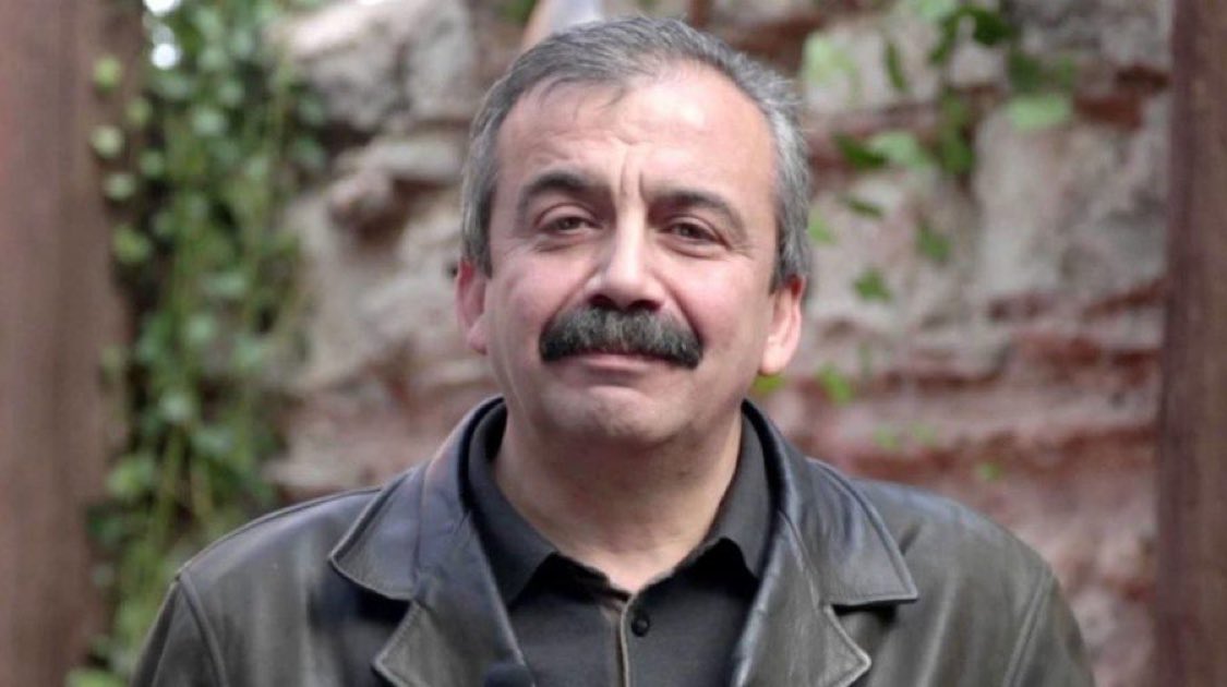 sırrı abiiiii bu gunleri goremedin cok uzuluyorum baris elcimiz 😔😔😔