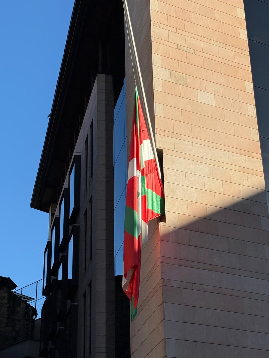 eajpnv's tweet image. ⚫️ La ikurriña de Sabin Extea ondea hoy a media asta en memoria por las víctimas del accidente ferroviario en Andalucía.

Gure babes eta elkartasun osoa Euskaditik. Goian beude.