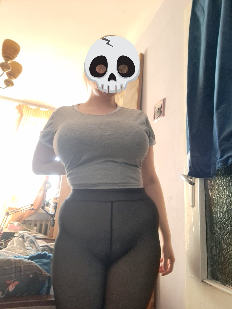 fluff_ghost's tweet image. Freaky build 😔 (those are illusion/opaque tights, my cooch is not out to the wind)