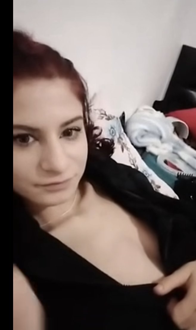 Bu kızın adını bilen var mı? yayın açıp show yapıyordu. iri memeli birisi. İsmini bilen var mı acaba?