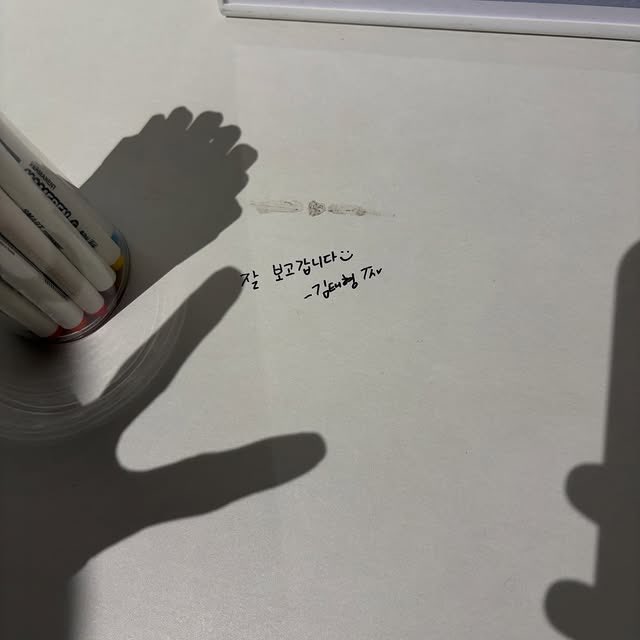 _BTSMoments_'s tweet image. #V visited his TYPE 非 exhibition and left his message 😭

🐻 I really enjoyed looking around ◡̈ 
– Kim Taehyung Thv

TYPE 非 BY TAEHYUNG
TYPE 非 IS HERE 
#VxFriezeHouseSeoul 
#V_TYPE非 #TYPE_非