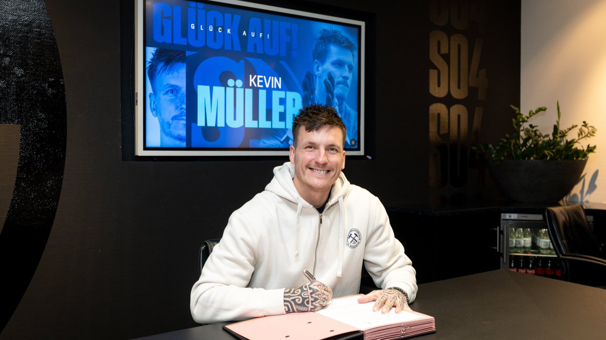 s04's tweet image. Erfahrung für das Torwart-Team: Der #S04 nimmt bis zum Saisonende Kevin Müller vom Bundesligisten @FCH1846 leihweise unter Vertrag.

Mehr dazu hier:
s04.de/Mueller-S04

Willkommen auf Schalke, Kevin! 🙌