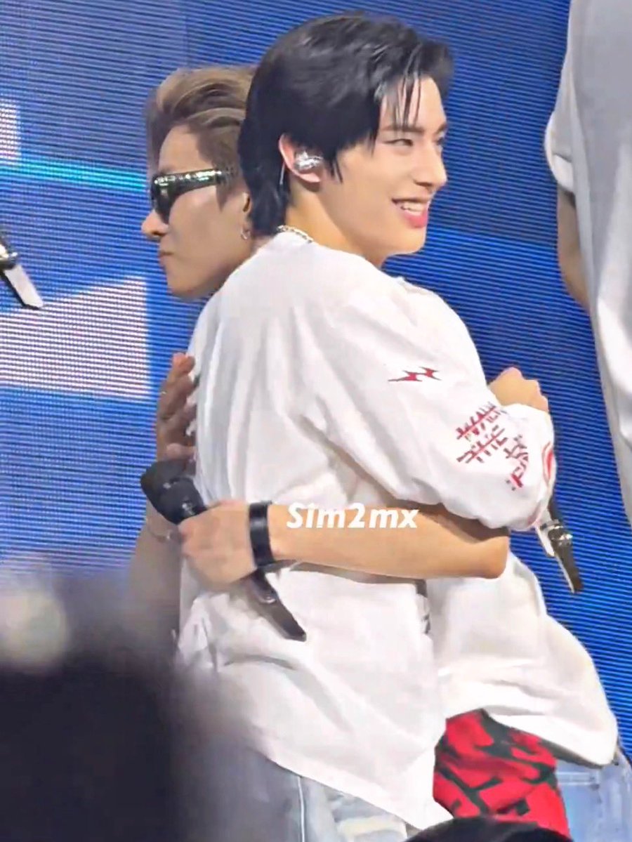 gangajisim's tweet image. my favorite vocalists in kpop:

heeseung &amp;amp; jake