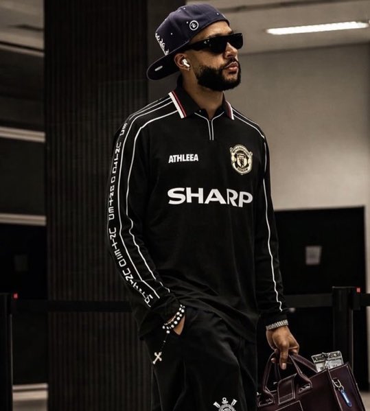 Depay in a Retro Manchester United top! 🔥