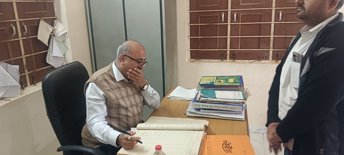 જામજોધપુર તાલુકાના જામવાડી ગામે ગ્રા.પં. ખાતે સંપુર્ણ દફતર તપાસણી કરી રેકર્ડ અદ્યતન નિભાવવા, વસુલાત તથા દબાણ શોધવાની કામગીરી ઝુંબેશ સ્વરૂપે કરવા સુચના આપી તેમજ ગ્રામજનો સહ સંવાદ કરી ગામના પ્રશ્નો તથા જરૂરિયાતો અંગે ચર્ચા કરી.
<a href="/CMOGuj/">CMO Gujarat</a> <a href="/JayantiRavi/">Jayanti Ravi</a> <a href="/infojamnagargog/">Info Jamnagar GoG</a>