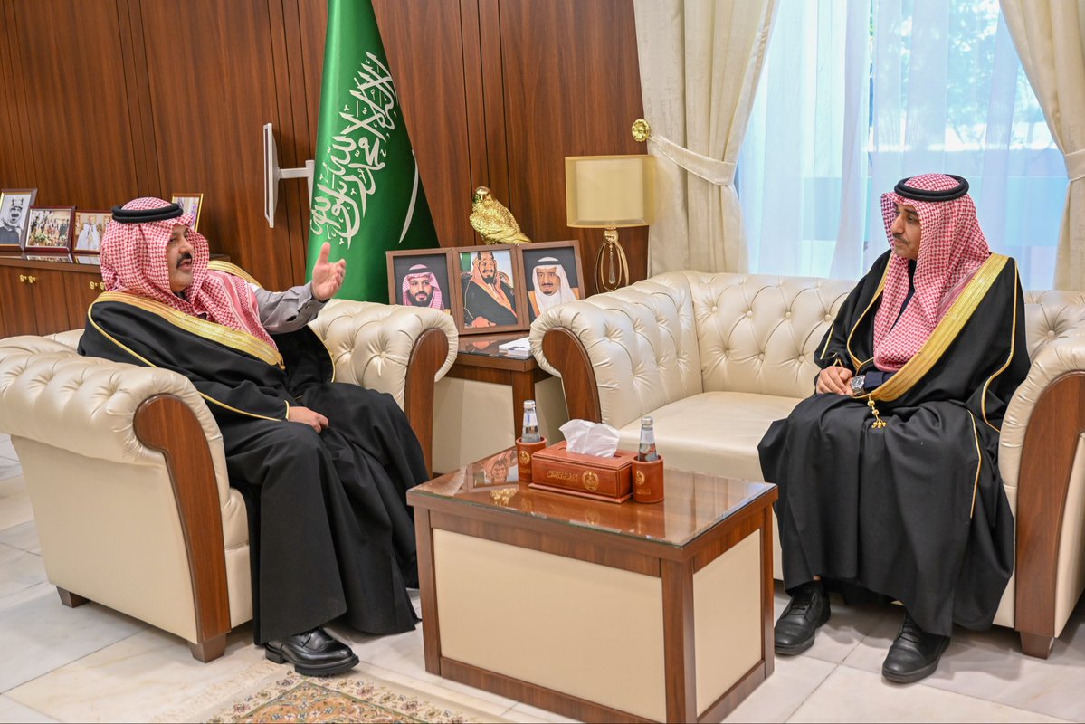 emara_hail's tweet image. سمو #أمير_منطقة_حائل يستقبل مدير عام فرع وزارة الموارد البشرية والتنمية الاجتماعية أ.فريح العياد وعدداً من منسوبي الفرع والمدير التنفيذي لشركة فلنت أ.مفلح المفلح، ويكرّم سموّه الشركة لجهودها في المسؤولية الاجتماعية وتمكين الشباب ودعم مبادرات القطاع غير الربحي.