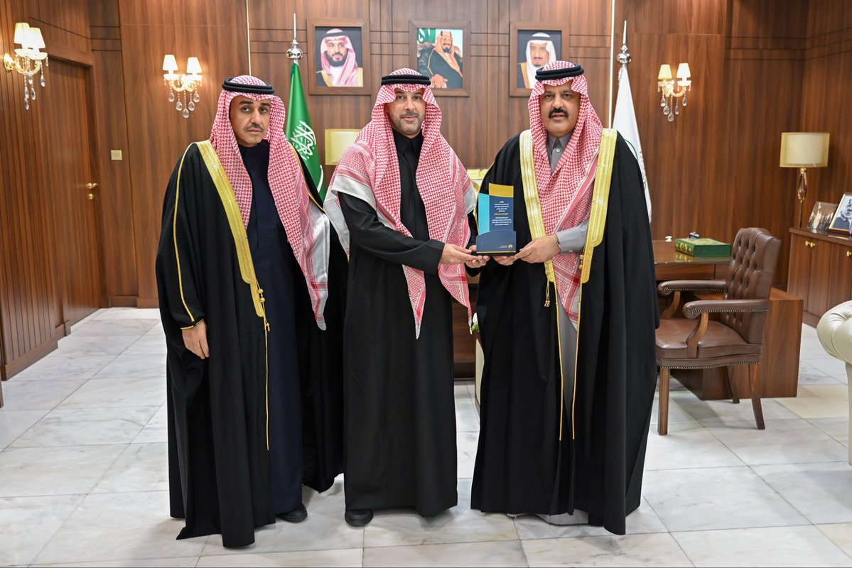 emara_hail's tweet image. سمو #أمير_منطقة_حائل يستقبل مدير عام فرع وزارة الموارد البشرية والتنمية الاجتماعية أ.فريح العياد وعدداً من منسوبي الفرع والمدير التنفيذي لشركة فلنت أ.مفلح المفلح، ويكرّم سموّه الشركة لجهودها في المسؤولية الاجتماعية وتمكين الشباب ودعم مبادرات القطاع غير الربحي.