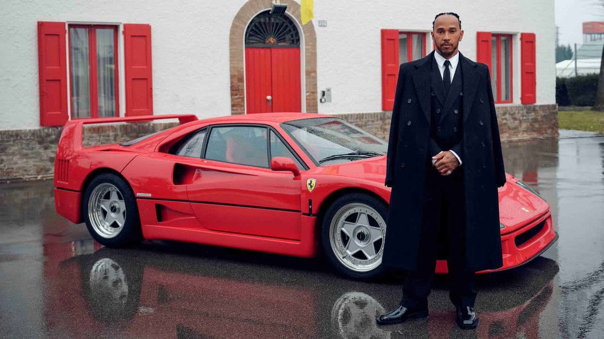 Há EXATAMENTE um ano, Sir Lewis Hamilton exalava aura com essa foto épica na apresentação dele na Ferrari