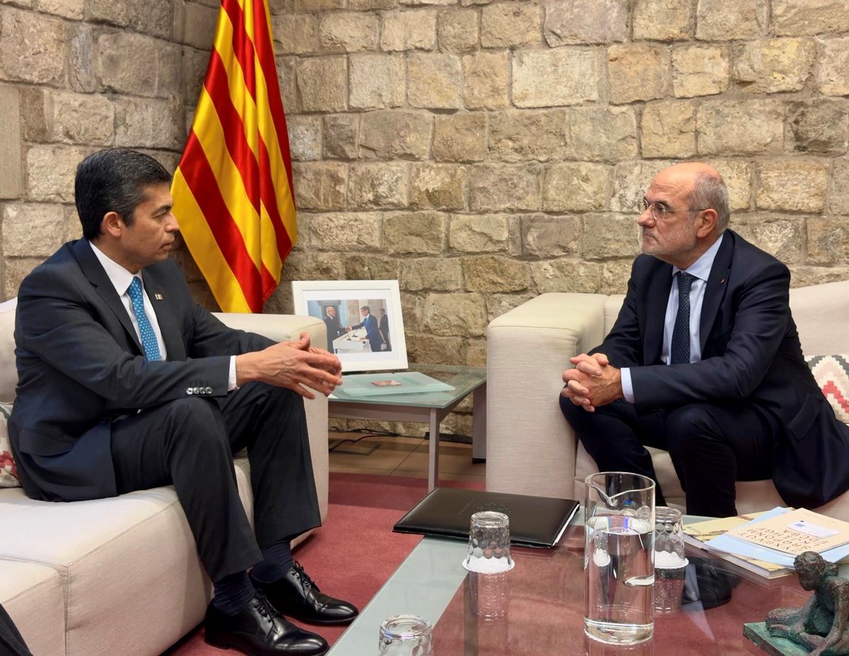 ConsulMexBCN's tweet photo. 💬 El cónsul Alfonso Navarro sostuvo una reunión con el conseller de Unión Europea y Acción Exterior @jduch para conocer sus impresiones sobre su reciente visita de trabajo a México, así como los planes para fortalecer oportunidades de colaboración entre Cataluña y nuestro país https://t.co/SzoQKjJ6gW