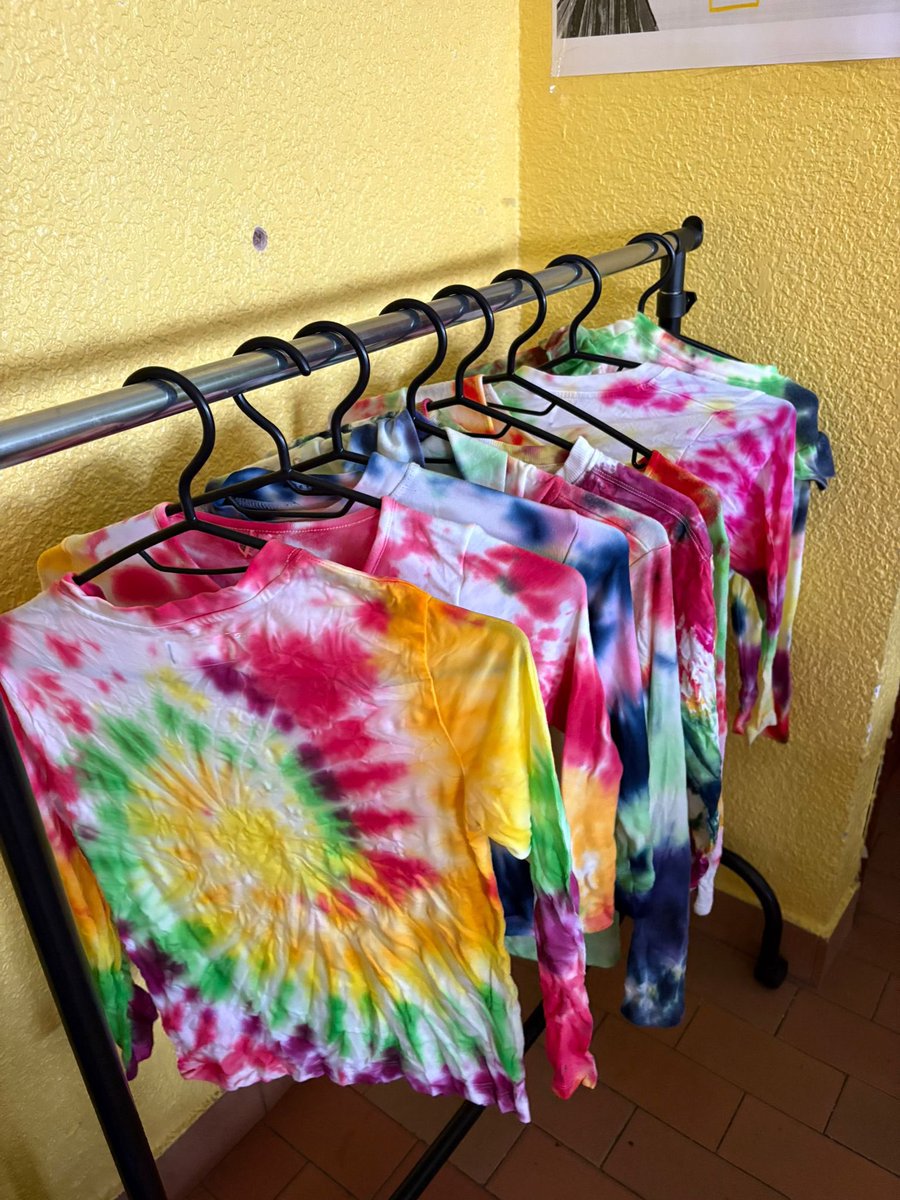 Como ya sabéis, este año el hilo conductor está relacionado con los Museos y el Arte.

Una de las actividades que ha hecho el alumnado de 3° de Infantil, desde el Museo de la Moda, han sido estas camisetas tan chulas.🪡🧵👚👕

¡Nos encantan! 💕