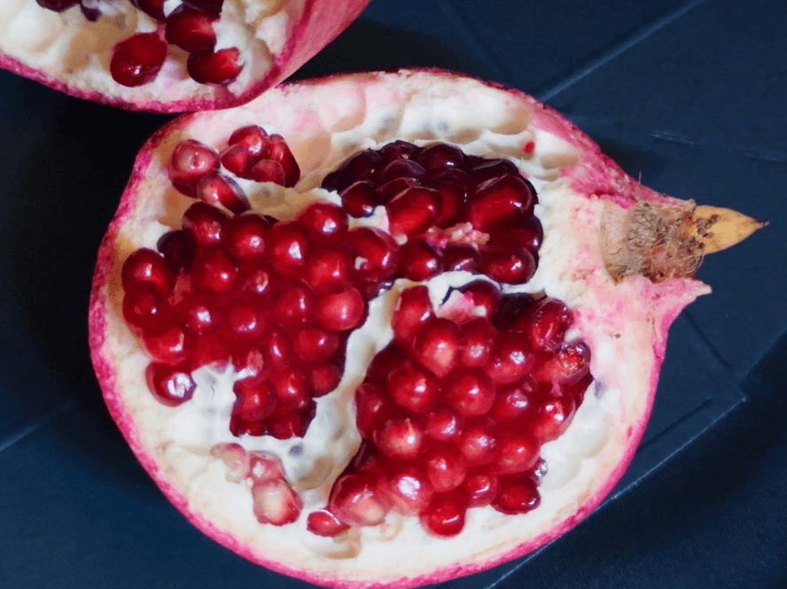 柘榴を割る