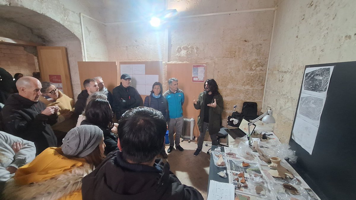 prinmaugr's tweet photo. 📣 El pasado 13 de diciembre realizamos una visita guiada a la excavación arqueológica de la Villa y Castillo de Montefrío, mostramos los resultados del 2º año de campaña.

👣 El equipo explicó in situ hallazgos, avances y resultados.

#PRINMA #Montefrío #Arqueología #Patrimonio https://t.co/vRgnCTdRpm