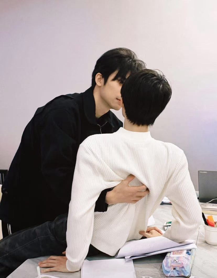 Mrs_N0B0D1's tweet image. ARE THEY KISSING HERE???!!!! 
GUANYUE KISSING A MAN FOR REAL CGAYS IS WIN 😭😭😭😭😭😭