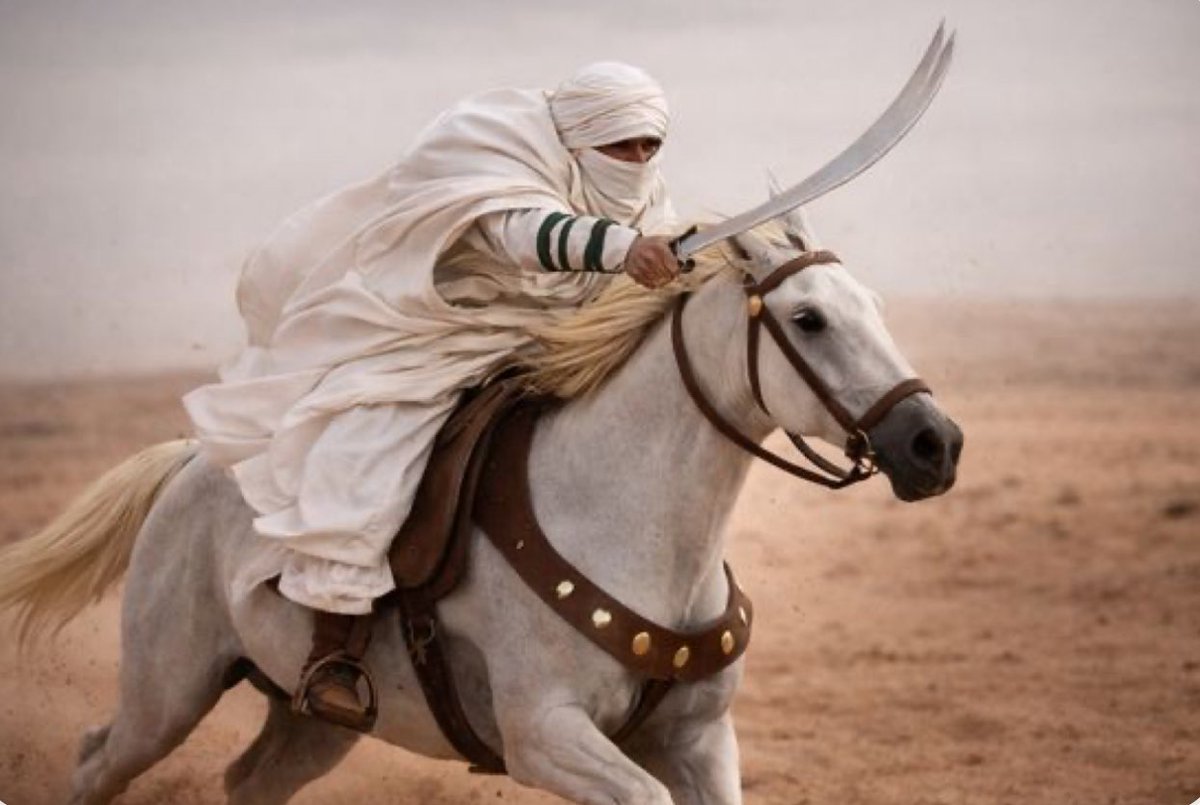 جاء في البصائر و الذّخائِر :

قيل لعلي بن أبي طالب - رضي الله عنه - :
كيف صِرتَ تقتلُ الأبطال ؟
فقال : كُنتُ ألقى الرّجُل ، فَيَقْدِرُ أنّي أقتُلُه
و أُقَدِّر أني أقتُلُه ، فأكونُ أنا و نَفسُهُ عليه ..!