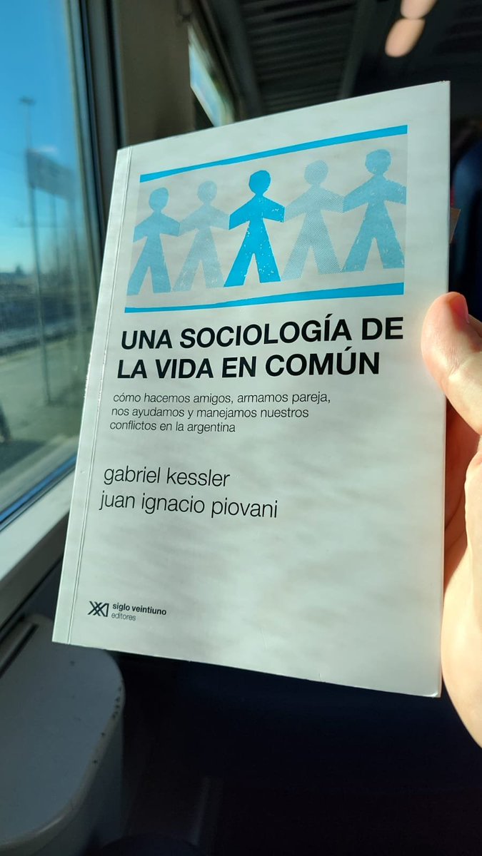 Terminé "Una sociología de la vida en común", de Gabriel Kessler y Juan Piovani y editado por <a href="/sigloxxiarg/">Siglo XXI Editores</a>.

Me encantó. Hicieron una encuesta para entender cómo nos vinculamos en Argentina, y tiene hallazgos súper interesantes.

Algunos de ellos:

1) A mayor poder adquisitivo,