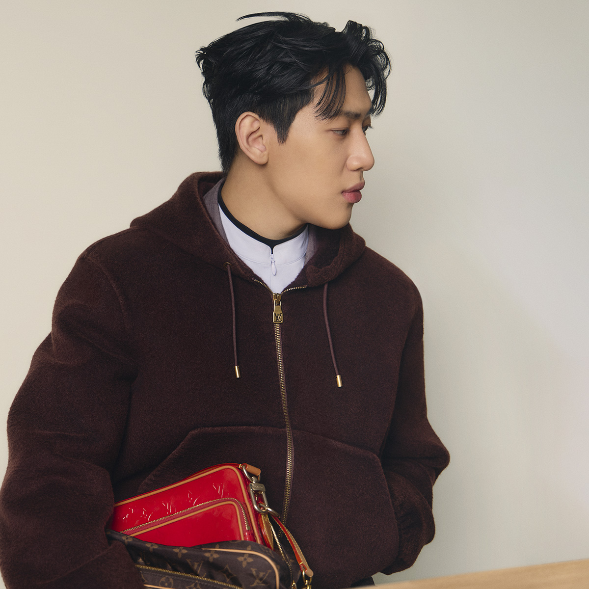 LouisVuitton_JP's tweet image. 未来はすぐそこに──2026秋冬メンズ･ファッションショーにて発表される、@Pharrellが手掛けたルックをまとったメゾンのアンバサダー #BamBam。ショーの模様は、明日午前4:00(日本時間)からのライブ配信で。 on.louisvuitton.com/6016C4qgQ

#LVMenFW26 #PharrellWilliams #LouisVuitton