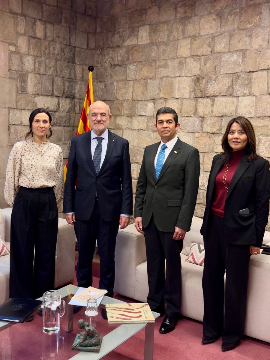 💬 El cónsul Alfonso Navarro sostuvo una reunión con el conseller de Unión Europea y Acción Exterior <a href="/jduch/">Jaume Duch</a> para conocer sus impresiones sobre su reciente visita de trabajo a México, así como los planes para fortalecer oportunidades de colaboración entre Cataluña y nuestro país