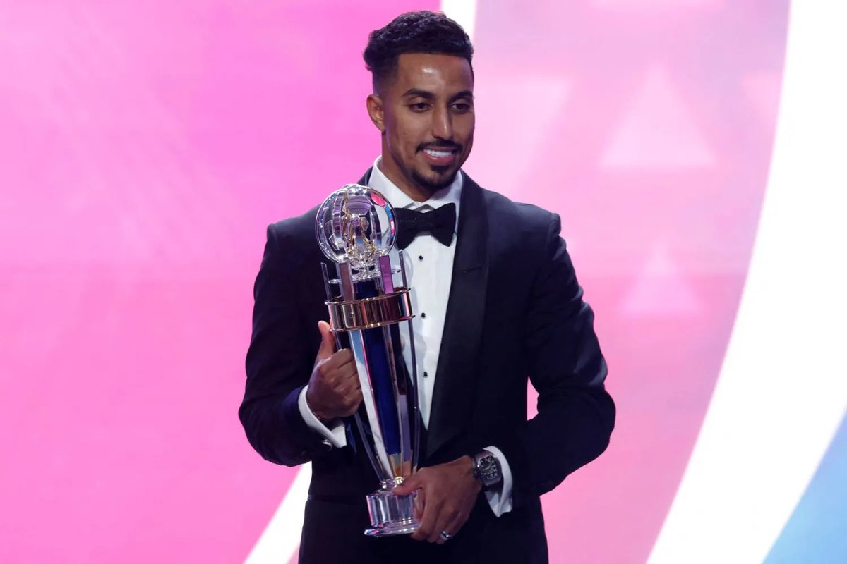 ayed7171's tweet photo. 🎙️ازدواجية النقد وردات الفعل
              (سالم و نواف)

📌ما يحدث اليوم من هجوم وتقليل على الحارس "نواف العقيدي" سبق أن حدث "لسالم الدوسري"هذه  نتاج ردات الفعل العاطفية من بعض محبي اللاعبين.وبعض الإعلاميين 

🔺الأصعب م هذا أن هناك من يطالب بعدم مهاجمة لاعب والوقوف معه من اجل المنتخب بينما هو في وقت سابق أول من هاجم وقلل من لاعب آخر يلعب بالمنتخب !!!؟
لا تنزعج فلكل  فعل ردة فعل.
والنتيجة المؤسفة أن هذا النهج قد يقودنا إلى خسارة نجومنا لا لأسباب فنية
بل بدافع الانتقام وردود الأفعال غير المحسوبة