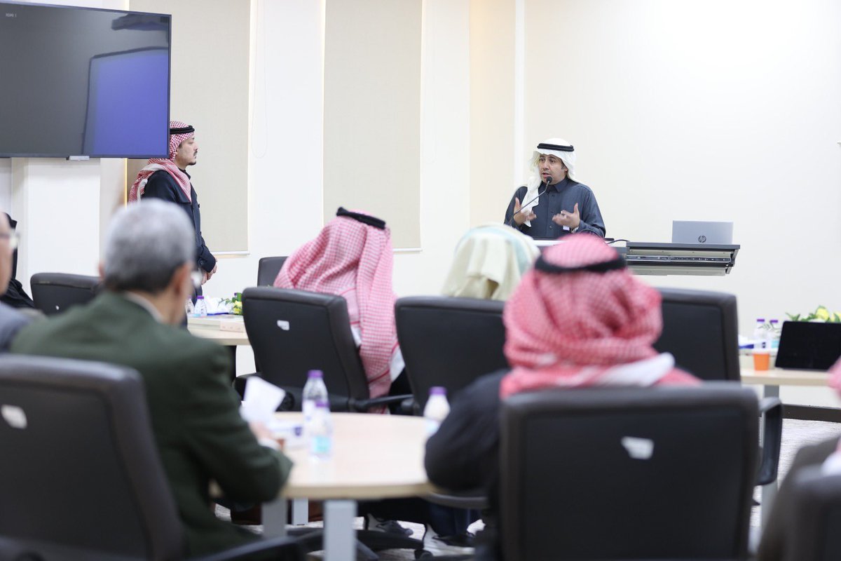 NBU_KSA's tweet image. افتتح رئيس #جامعة_الحدود_الشمالية أ.د.أحمد بن علي الرميح ورشة العمل الخاصة باستعدادات الجامعة لاختبار جاهزية 2026، ومناقشة جاهزية الكليات، ومنظومة المعايير الأكاديمية التخصصية، وآليات بناء بنوك الأسئلة؛ بما يعزز جودة الأداء الأكاديمي ورفع مستوى المخرجات.