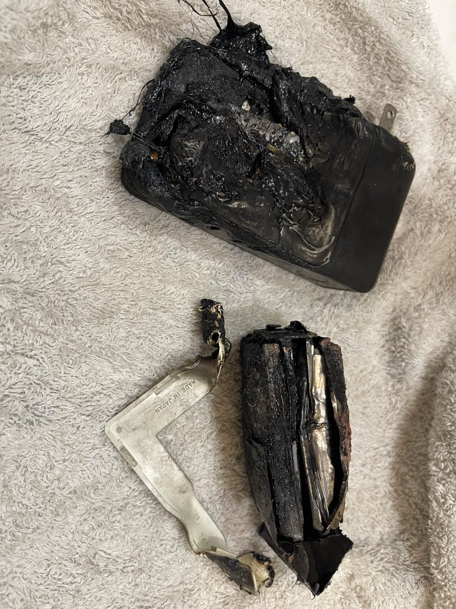 【悲報】
充電中のモバイルバッテリーが発火して、火事になりかけました…。

中2が気づいて、速攻で濡らしたタオルをかけて消火したので、近くにあったものが焦げただけで済みました。
息子いわく、YouTubeで対処法見たことあったらしい。おそるべし。

マジでモバイルバッテリー気をつけて下さい！