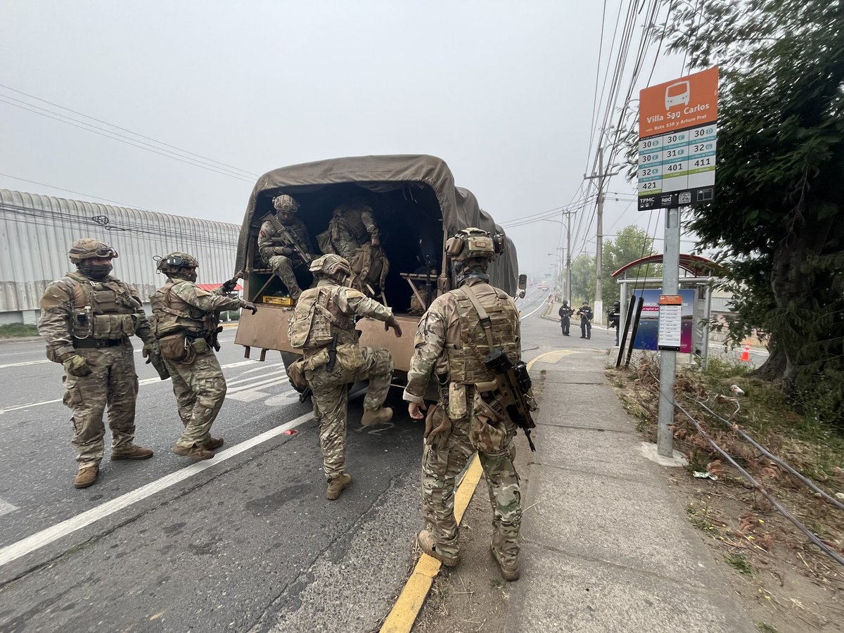 CEspinozaQ's tweet image. AHORA| Despliegue militar implica desvío obligado por Ruta Itata/Enlace Rafael rumbo a Tomé. No se va a autorizar el paso hacia Lirquén por hoy para ejecutar sin contratiempos el mega operativo de búsqueda @Cooperativa