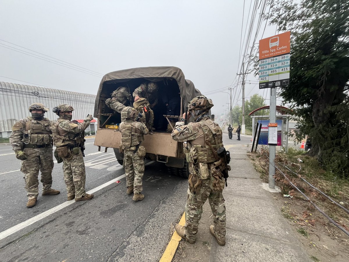 CEspinozaQ's tweet image. AHORA| Despliegue militar implica desvío obligado por Ruta Itata/Enlace Rafael rumbo a Tomé. No se va a autorizar el paso hacia Lirquén por hoy para ejecutar sin contratiempos el mega operativo de búsqueda @Cooperativa