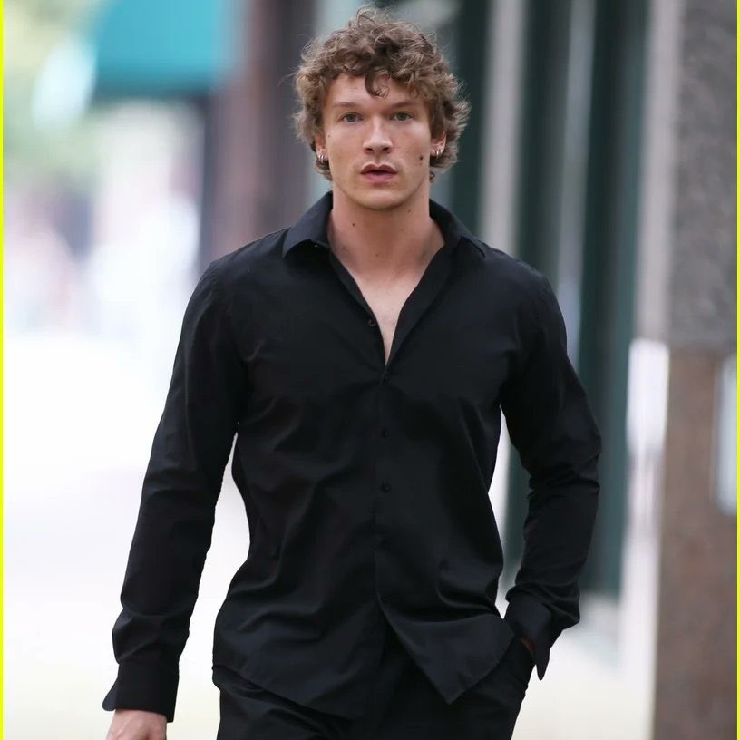 mirthglow's tweet image. it’s giving ilya rozanov paparazzi pics