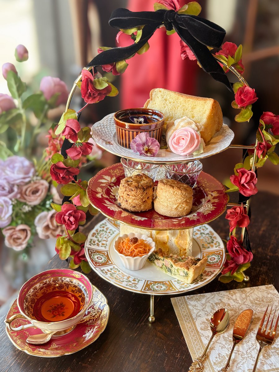 TEAVRILTEA's tweet image. 𝓒𝓪𝓼𝓾𝓪𝓵 𝓐𝓯𝓽𝓮𝓻𝓷𝓸𝓸𝓷 𝓣𝓮𝓪🥀

今月からレギュラーでご提供している
アフタヌーンティーです🫖
定番のスコーンを始めとする充実のフーズ
紅茶のプリンやたまごのサンドイッチはアフヌンでしか味わえません！
1人1台ずつスタンドをお出ししてます💁‍♀️✨

お茶は100種以上から飲み放題☕️☕️☕️