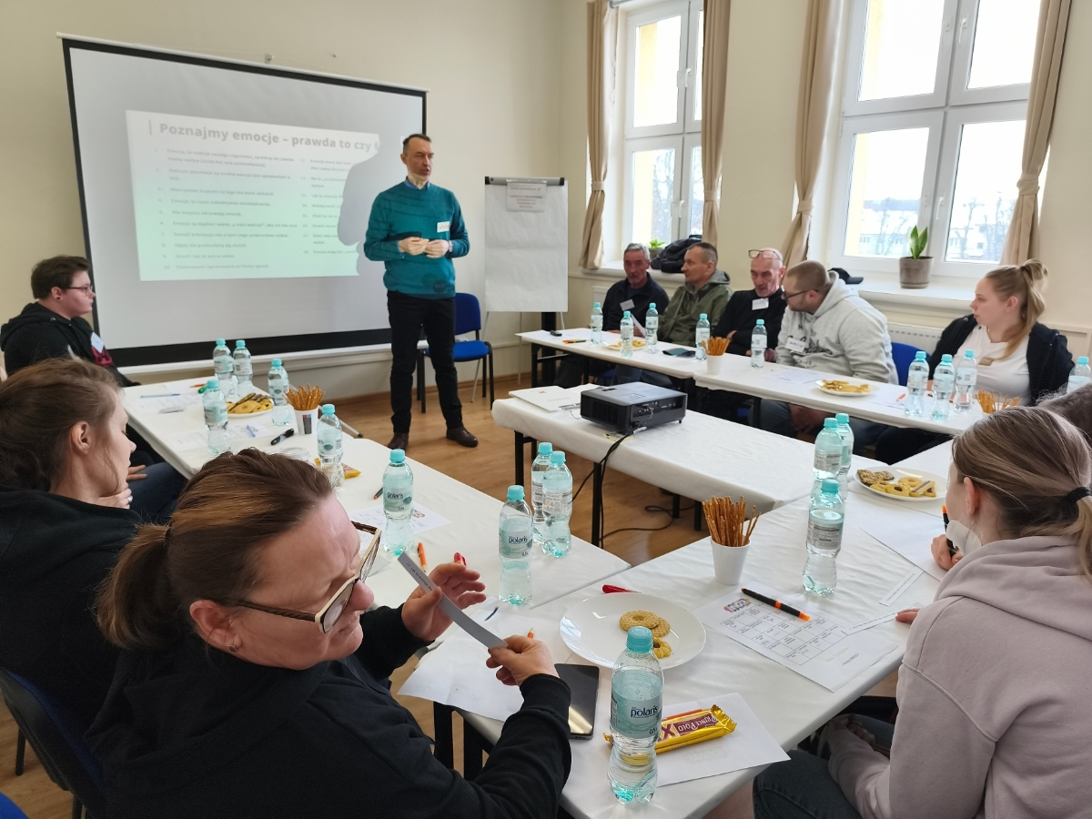 Fundacja_FALA's tweet photo. Pan Wiktor Wołoszko poprowadził szkolenie dla naszych uczestników , które zostało poświęcone zarządzaniu emocjami w różnych sytuacjach życiowych.

Dziękujemy uczestnikom za przybycie, a Panu Wołoszko za poprowadzenie kolejnego interesującego spotkania! https://t.co/lKKP3we1Up