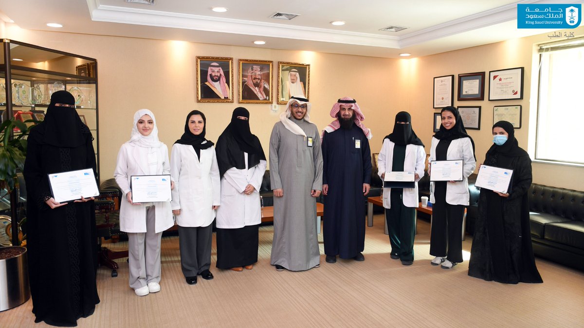 عميد #كلية_الطب الدكتور بندر الجفن يكرّم الطلاّب والطالبات الفائزين بـ(قائمة العميد) للعام الأكاديمي 2026/2025م، بحضور وكيل الكلية للدراسات العليا والبحث العلمي أ.د. عاصم الفدّا، ووكيلة الكلية للشؤون التعليمية أ.د. منى بنت محمد سليمان، ووكيلة الكلية لشؤون الطالبات الدكتورة هناء