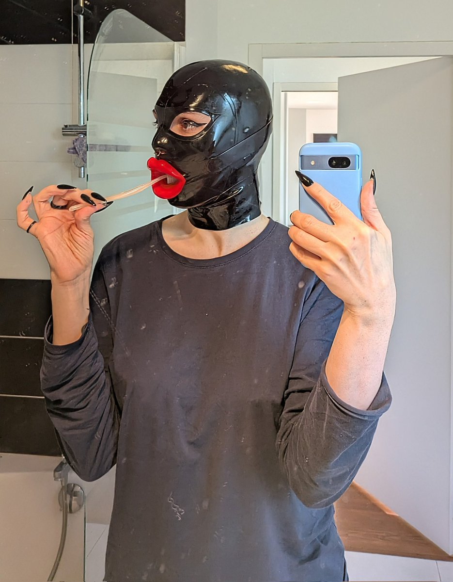 Don't forget to brush your teeth 🪥 

Don't mind my dirty mirror 🥲