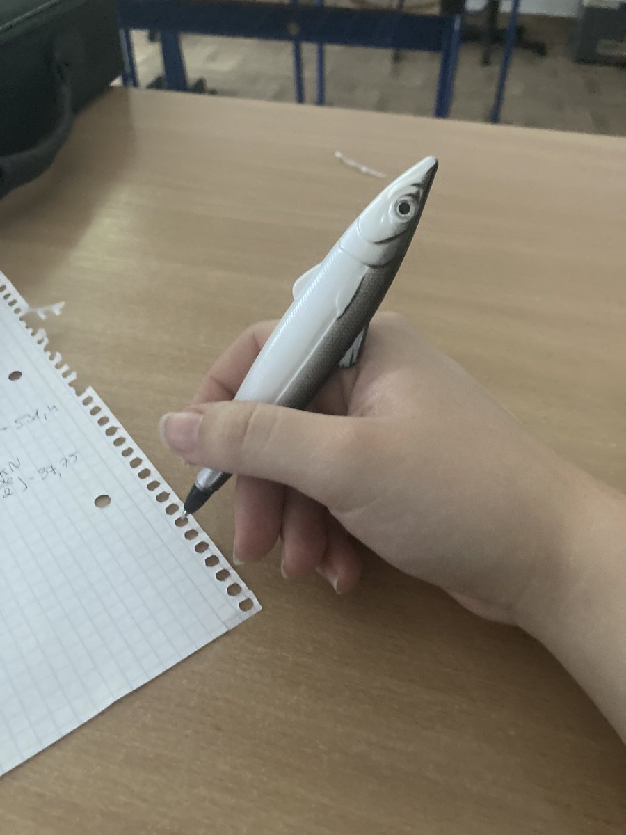 _prawy_twix_'s tweet photo. POPROSIŁEM ZNAJOMA NA UCZELNI O DŁUGOPIS A ONA MI DAJE TO https://t.co/acHeihrTut