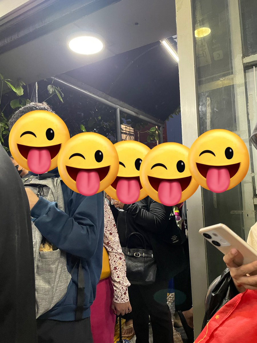 Demen amat sich ngantri ga jelas, padahal udah jelas antriannya ke arah mana