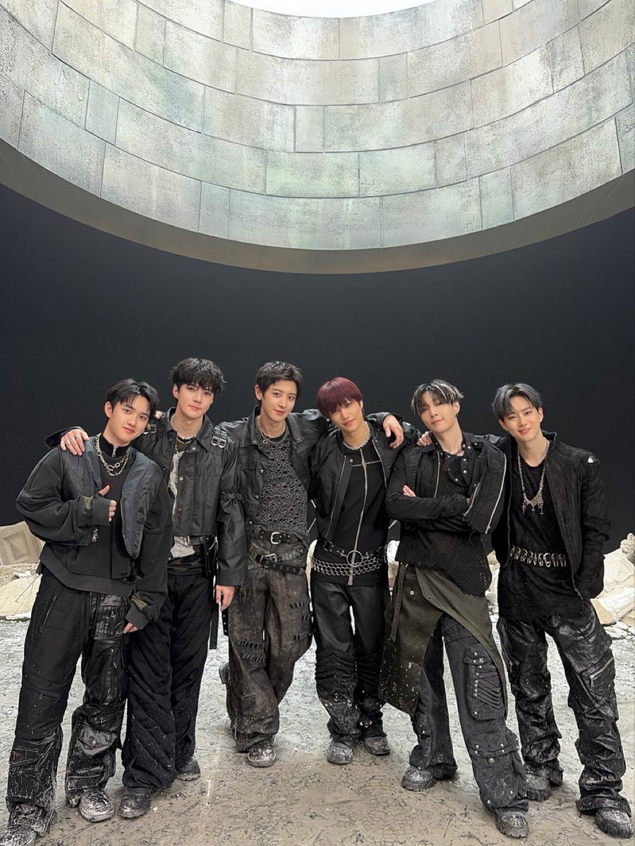 cuntymen's tweet photo. DAMN EXO IS A GROUP WITH NO VISUAL HOLES INDEED 😍 https://t.co/U8tn5hqhOF