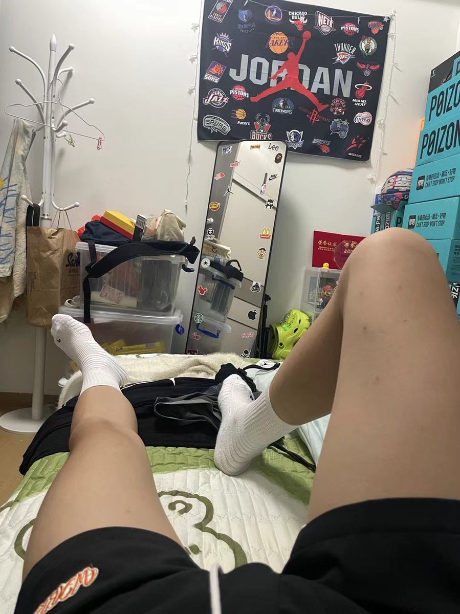 LOSAN125's tweet photo. 天冷了有没有宝宝来陪我睡觉 #白袜 #男高 1 https://t.co/YpDWV48Kee