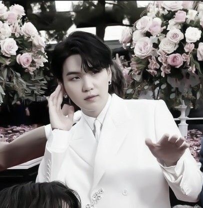 ms_r4i's tweet image. #yoonminau: The Flower; Onde Park Jimin estava à espera de Min Yoongi, seu namorado. Que estava bastante atrasado para o encontro que o próprio Yoongi convidou o Jimin. 

Ou

Onde Yoongi se atrasa horas, por não saber a flor favorita do seu namorado, Jimin.