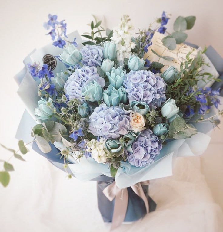 ms_r4i's tweet image. #yoonminau: The Flower; Onde Park Jimin estava à espera de Min Yoongi, seu namorado. Que estava bastante atrasado para o encontro que o próprio Yoongi convidou o Jimin. 

Ou

Onde Yoongi se atrasa horas, por não saber a flor favorita do seu namorado, Jimin.