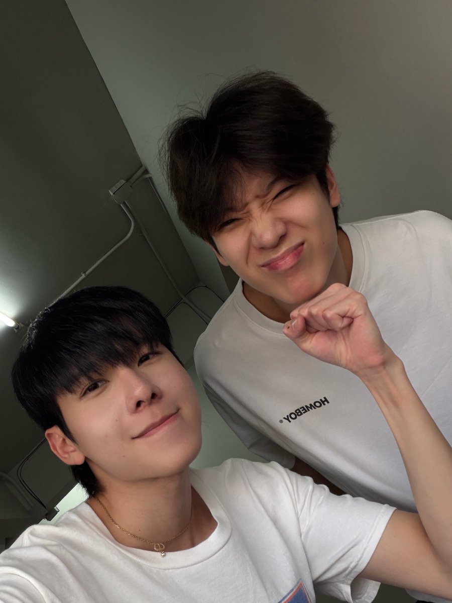 พี่จิมมี่หน้าเหมือนเห็ดฟางเลย 55555