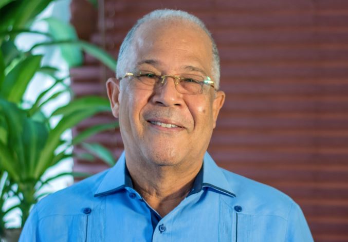 Me entristece la noticia del fallecimiento del dilecto amigo Manuel Rivas, un hombre noble, de buen corazón y forjador de una familia ejemplar.
Mi sentido pésame para sus familiares y de manera especial para mi alumno Danielito.
Descansa en paz.