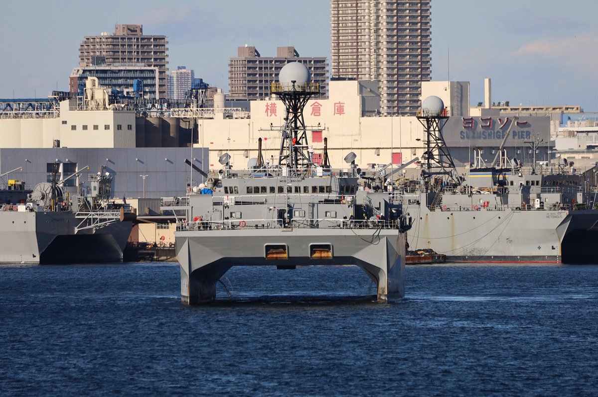 panamaru2's tweet photo. 2025/12/15 13:55
横浜港で見られる #SWATH 船といえば #Victorious_class_ocean_surveillance_ship
#Cruise_ship ではその低速が致命傷となり商業運用に失敗しましたが #音響測定艦 としてはその低速時の安定性 特に3kt前後で数キロの #SURTASS を曳航する任務においては最適な船型といえます https://t.co/HwZHmyfE7t