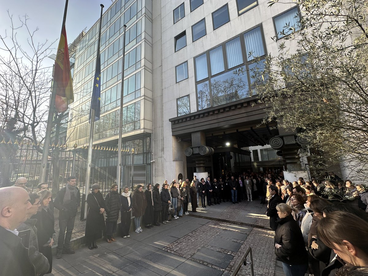 Minuto de silencio y banderas a media asta en la Representación Permanente en memoria de las víctimas de Adamuz.

Agradecemos el apoyo de nuestros amigos europeos.
