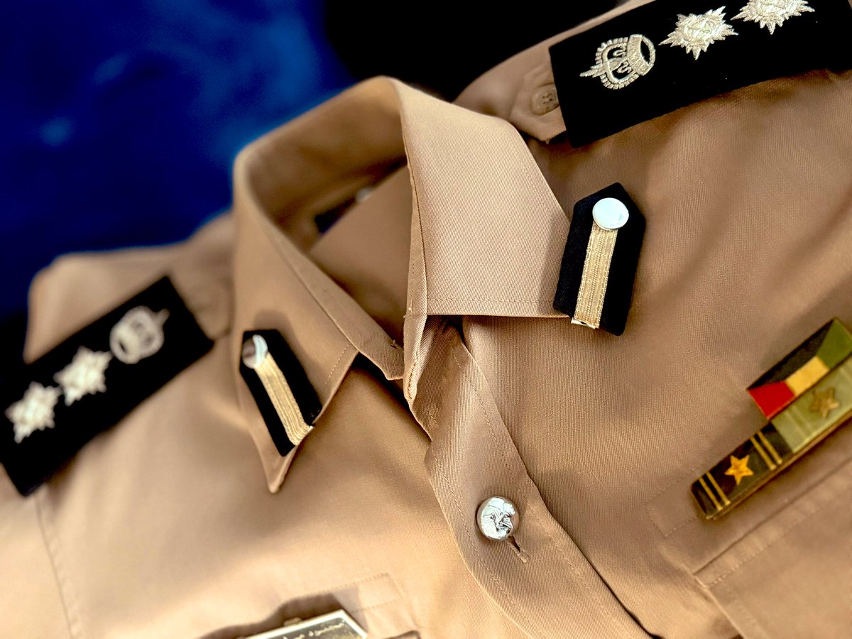 اليوم ذكريات أبوي مرت جدامنا شريط كامل…
وكل مااخذنا ابوي من المدرسه ولابس بدلة الدوام نقول هذا أبوي ..❤️
وهذي وحدة من بدلاته ورتبه للحين موجودة 🥹❤

عسى ربي يخليك لنا..