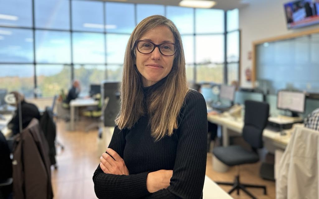 Hoxe despedimos a Mabel Montes. Hai voces que só len noticias e hai quen, como Mabel, as defenden. Cría no poder dos medios públicos como servizo á cidadanía e á lingua. O compromiso e a independencia son o seu legado e a nosa tarefa pendente. Nós non o esquecemos. Por ti, Mabel