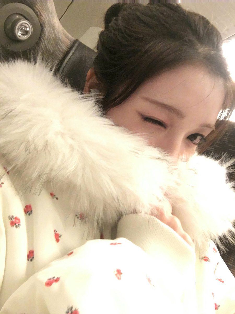 peek-a-boo! 🙈 did i catch your attention with that wink? i’m feeling like a cozy little flower hiding in all this fluff! winter isn't so bad when you’re this bundled up, right? 😉❄️✨