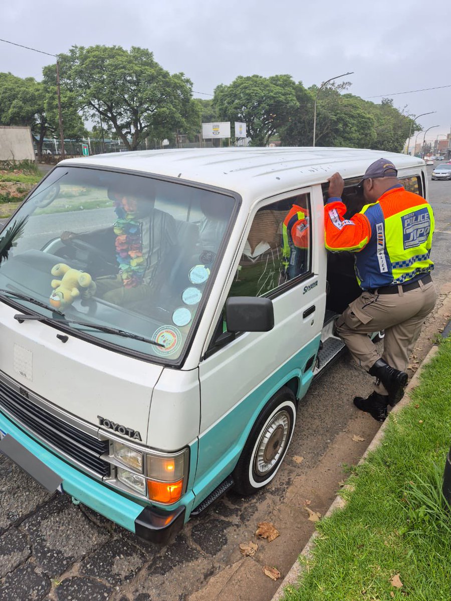 PublicSafetyMMC's tweet photo. ♦️HAPPENING NOW♦️

JMPD Region F1 is conducting a scholar transport operation at the corner of Roberts Avenue and Collingwood Street. Officers are on the ground enforcing compliance to ensure learner safety, vehicle roadworthiness, and lawful operation.

Non-compliance will be dealt with decisively.

#BuyaMthethoManjeNamhlanje 
#FestiveTshelaThupa