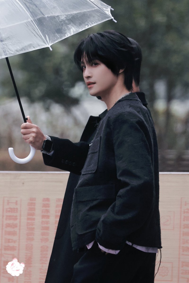 YANGYANGLIU_TH's tweet image. วันนี้หยางหยางไปถ่ายรายการ HIT SONG 2 กับเซียวจวิ้นที่ประเทศจีน (☂️+พี่การ์ดที่เต้น Challenge Eternal White)

今日、ヤンヤンは中国でシャオ・ジュン（☂️+「Challenge Eternal White」を踊った警備員）と一緒にHIT SONG 2を撮影しました。

©️ Luckyyyy1010

#YANGYANG #양양 #刘扬扬 #ヤンヤン…