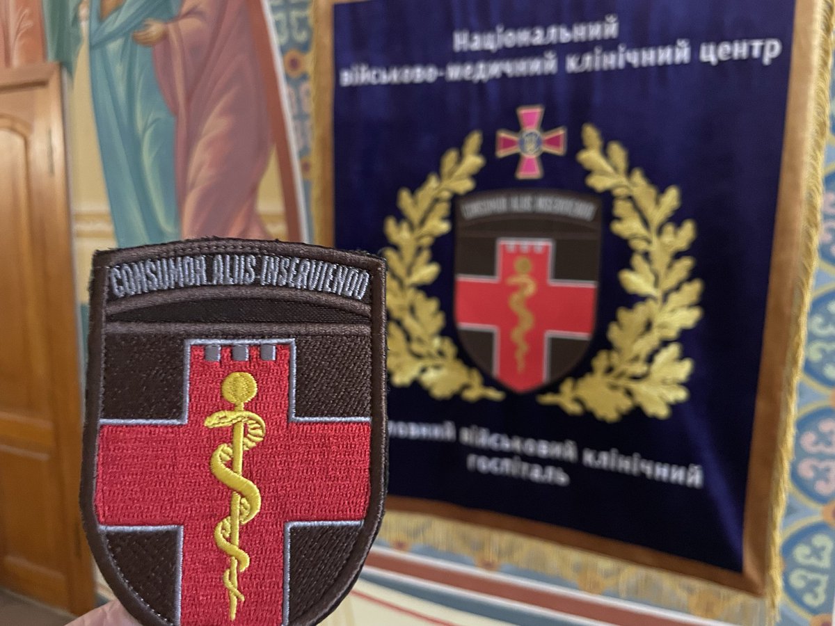 a_baranovsky's tweet photo. День народження найкраще розпочати з донації крові у військовому шпиталі (13-та з початку повномасштабки). З нагоди чого настоятелем госпітального храму о. Олегом був обдарований шевроном шпиталю (та не тільки), дякую! 🇺🇦🫡 https://t.co/kRAPcCa5MX
