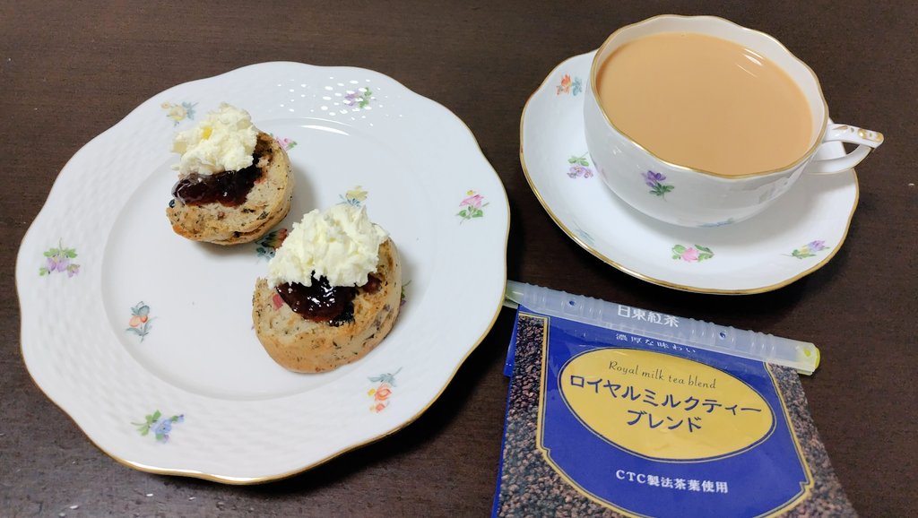 今日のおやつ

ルピシア  
スコーン  ミックスベリー&amp;ダージリン

日東紅茶
ロイヤルミルクティーブレンド

昨夜から頭痛😢
寒いとしんどい😢
痛みが落ち着いてきてティータイム☕️
温める間もいい香りのするスコーン
クロテッドクリーム盛り盛りで❤️
美味しくてミルクティーがすすむ🎶