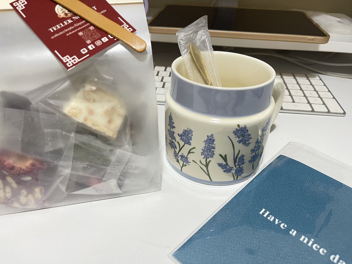 เปนกิฟต์ที่น่ารักอีกตามเคยย ปีที่แล้วได้แก้วกวางเพราะนางเอกชื่อเดียร์ ปีนี้ได้แก้วมัคดอกลาเวนเดอร์ งุ้ยย ชอบมากๆ เลยฮับบบ ขอบคุณน้า ❤️